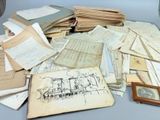 une pile de vieux papiers posée sur une table