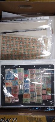 beaucoup de timbres dans une boîte posée sur la table