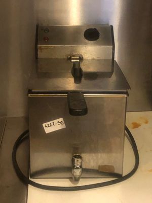 une machine posée sur le comptoir d'une cuisine