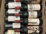 Les bouteilles de vin se trouvent dans un carton posé sur un sol carrelé.
