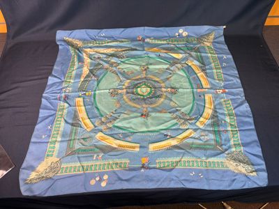 foulard en soie bleu orné d'un motif représentant la roue de la vie