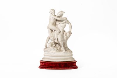 une image représentant une statue d'un homme et d'une femme posée sur un socle en marbre