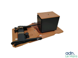 une petite boîte en bois posée sur une table en bois