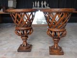 deux vases en bois posés sur une table