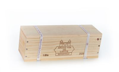 La boîte en bois est vide et prête à servir d'emballage cadeau