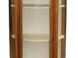 une photo d'une vitrine en bois avec des portes vitrées