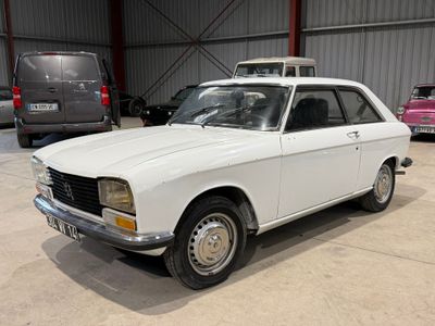 la photo d'une voiture blanche garée dans un garage