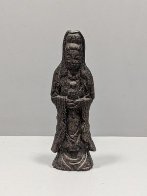 une statue ancienne d'une femme tenant un bébé dans ses bras