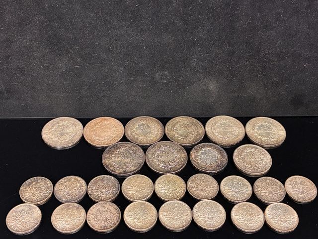 Monnaies en argent : 2x10 francs Hercule, 8x50 francs Hercule, 17...