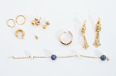 plusieurs paires de boucles d'oreilles, des bracelets et des bagues posés sur un fond blanc