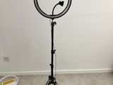 une pièce vide avec une caméra et une lampe montée sur un trépied