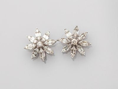 une paire de boucles d'oreilles en diamant et or blanc