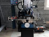 une machine qui se trouve à l'intérieur d'un bâtiment