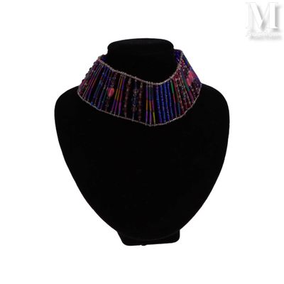 gros plan d'un collier sur un présentoir pour mannequin