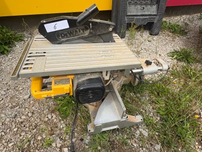 an image of a table with a saw on it
