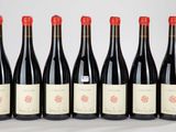 six bouteilles de vin rouge alignées