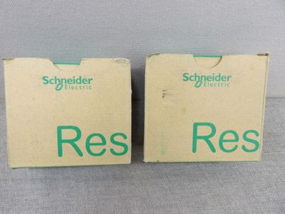 une paire de boîtes sur lesquelles est inscrit « ress »