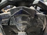 un gros plan d'une moto avec une plaque d'immatriculation