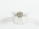 gros plan d'une bague en diamant sur une surface blanche