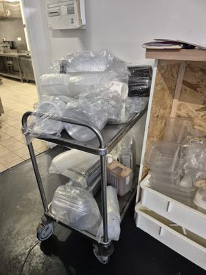 de nombreux sacs de provisions posés sur un chariot dans la cuisine