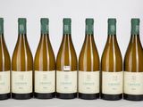 six bouteilles de vin alignées sur un fond blanc