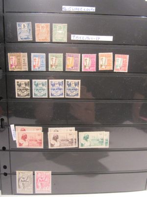 de nombreux types de timbres différents sur un classeur noir