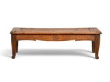 un vieux banc en bois surmonté d'un tiroir