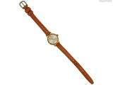 gros plan d'une montre sur fond blanc