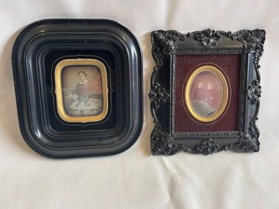 deux photos encadrées représentant un homme et une femme