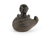 une image représentant une figurine en bronze d'un homme