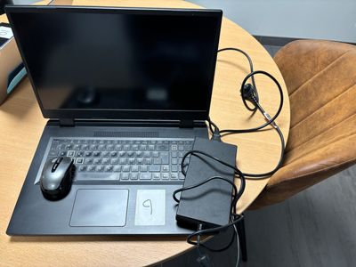 un ordinateur portable posé sur une table avec une souris