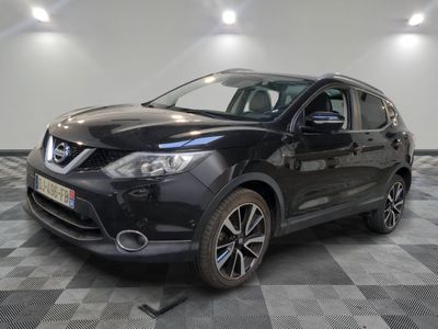 La Nissan QX-V noire est garée sur un sol à damier