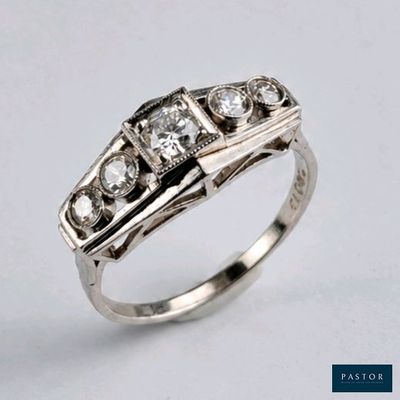 un gros plan d'une bague sertie de trois diamants