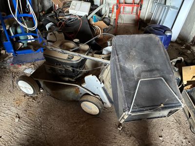 une tondeuse à gazon posée au milieu d'un garage