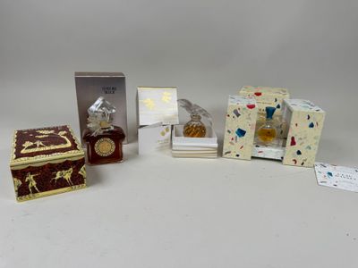 plusieurs types de parfums et de coffrets disposés sur une surface blanche