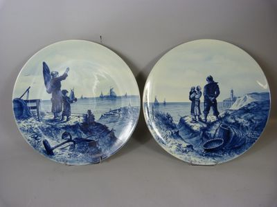 deux assiettes bleues et blanches ornées d'une peinture représentant des personnes