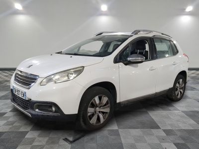 une voiture blanche est garée dans une pièce au sol à carreaux