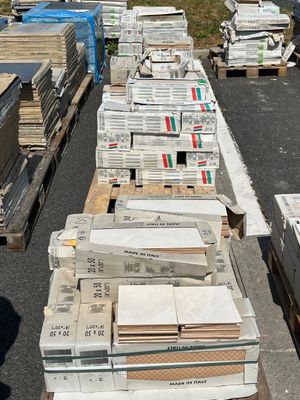 un grand nombre de boîtes posées sur une palette