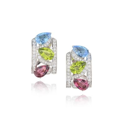 une paire de boucles d'oreilles ornées de pierres multicolores et de diamants