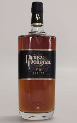 La bouteille « Prince de Poignac » est vide et prête à être remplie.