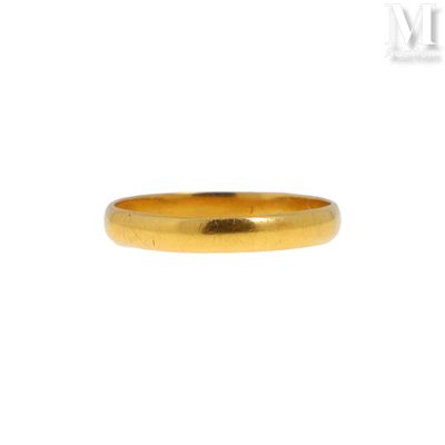 gros plan d'une bague en or sur fond blanc