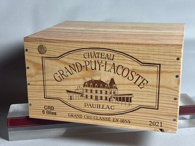 une caisse en bois sur laquelle est accrochée une pancarte indiquant « Grand Pitty Acoster »