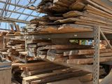 un gros tas de bois au milieu d'une pièce