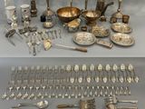 Plusieurs types d'argenterie sont exposés sur une table