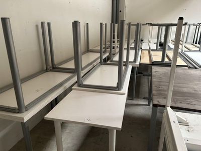 une longue rangée de pupitres au milieu d'une salle