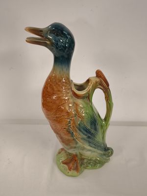 un oiseau en céramique posé sur une table