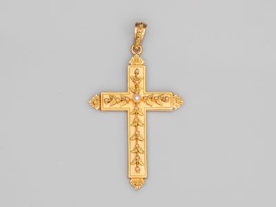 une croix dorée sur fond gris