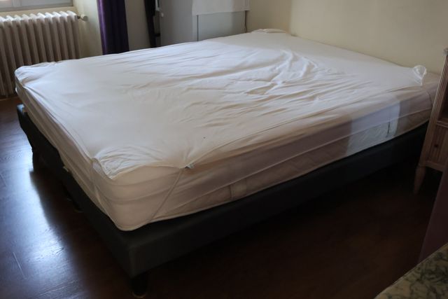 Chambre lilas : deux literies 90, tête de lit, petite table basse...