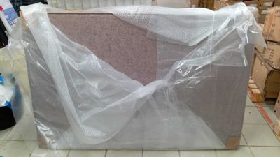 un gros meuble emballé dans du plastique