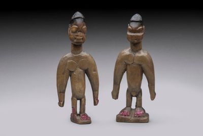 une paire de figurines en bois représentant un homme et une femme